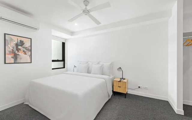 Stylish West End Stay With Rooftop Pool & BBQ