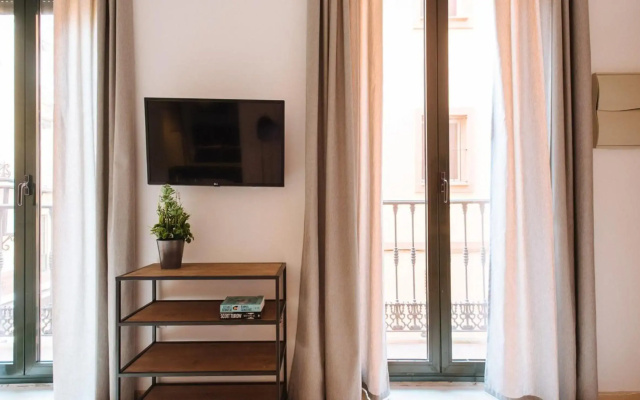 Chiqui and Vicente Bright Apartment