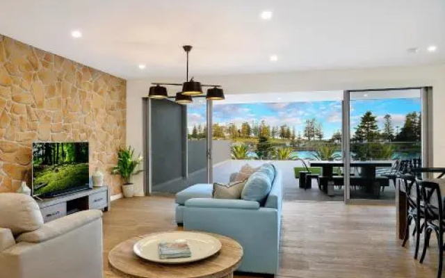 Belle Vue- Penthouse at Black Beach