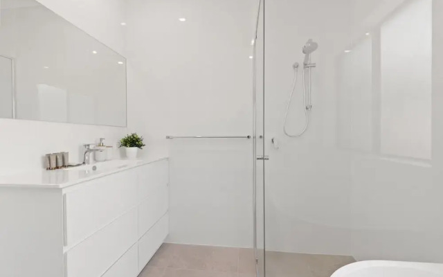Quiet 2-bed Retreat With Private Courtyard