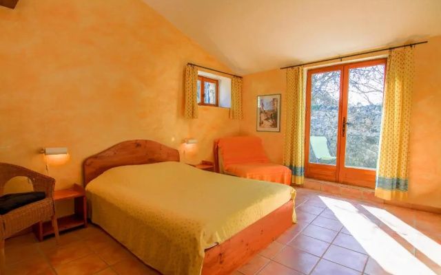 La Farigoule, Charming stone house with shared pool in Provence