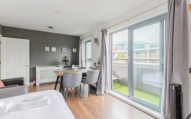 Bright 2 Bedroom Flat in Lambeth With Balcony