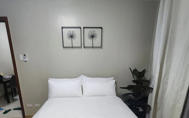 Panoramic Skyline Views Cozy Vibes Near It All