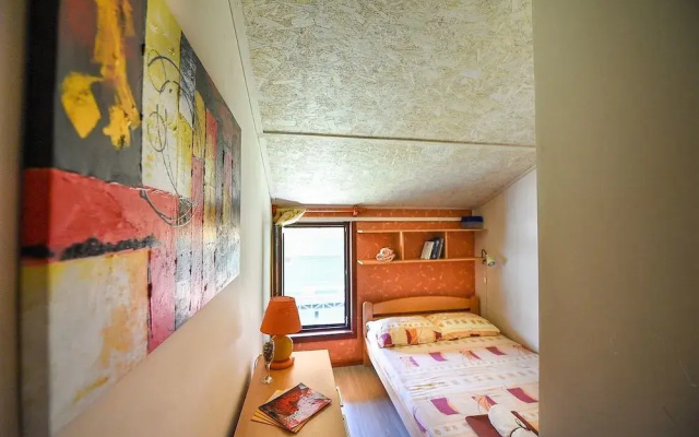 San Art Floating Hostel