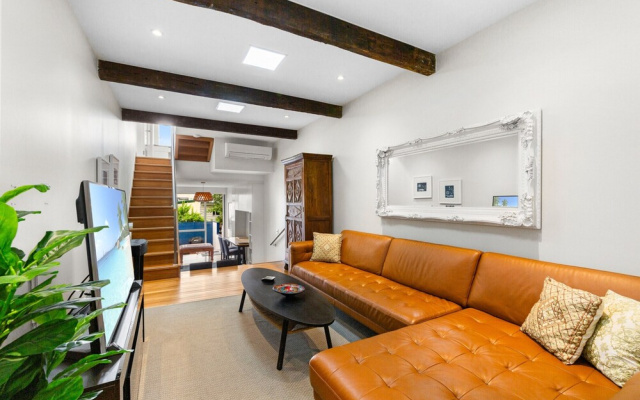 Elegant 1-bed With Study by Balmain Wharf