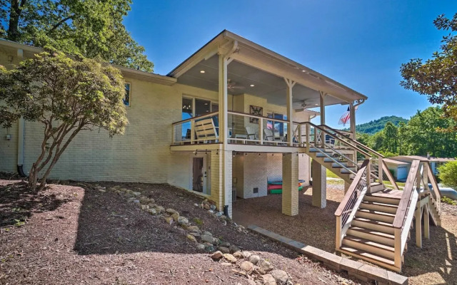 Hayesville Lake Getaway w/ Balcony & Mtn Views!