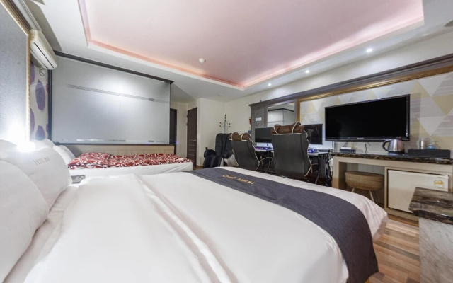 Gunsan Hotel Cello