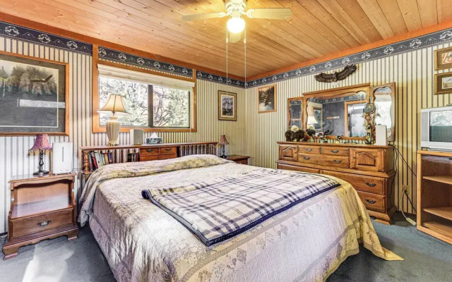 Community Perks & Watercrafts: Shaver Lake Condo
