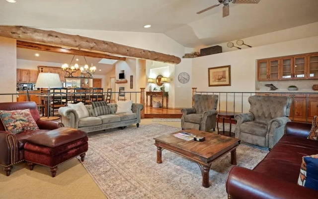 Hot Tub Home Near Golf and Sharc