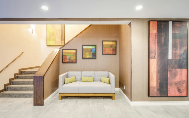 DoubleTree by Hilton Huntington