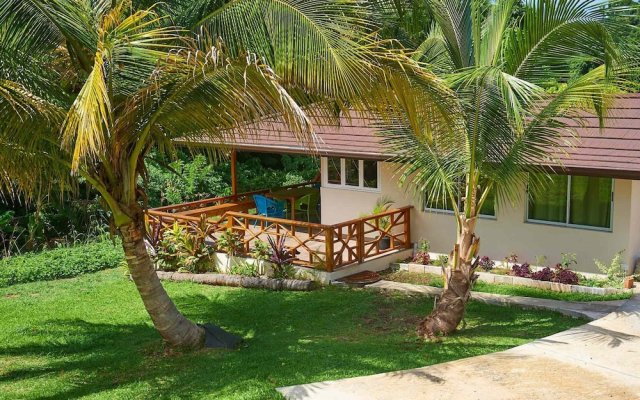 Eagle's Base Villa & Cottage in Les Coteaux, Trinidad and Tobago from 1039$, photos, reviews - zenhotels.com hotel front