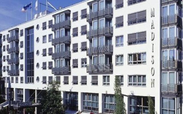 THE MADISON Hotel Hamburg вид на фасад