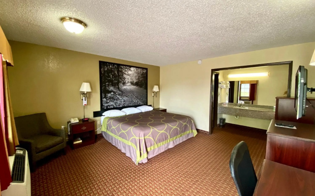 Super 8 by Wyndham Shawnee