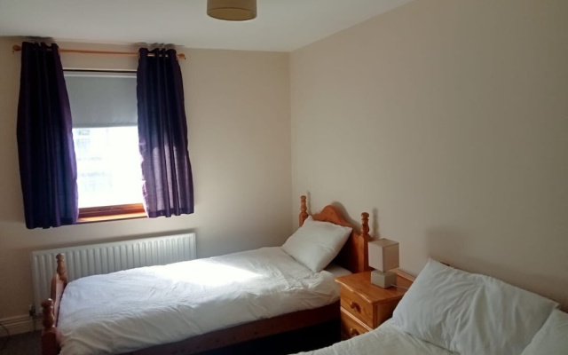 Central 2-bed Apt, Sleeps 5 Above Great Derry Pub