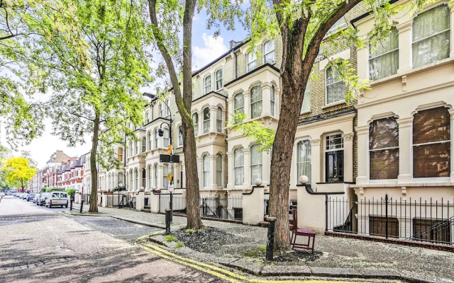Elegant Shepherds Bush Home by Kensington Olympia