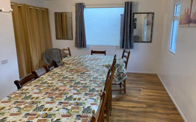 Fantastic villa bournemouth - spa, parking, garden