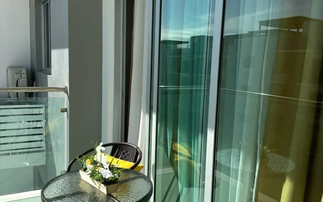 Modern Rooftop Penthouse Private Jacuzzi for 12