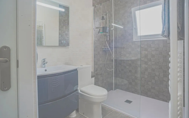 Beautiful 3-bed House With Communal Pool