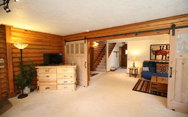3 Blue Grouse 5 Bedroom Home by Redawning