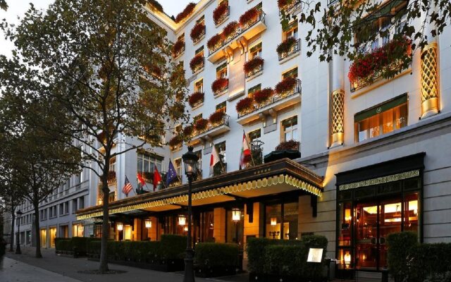 Hotel Napoleon Paris вид на фасад