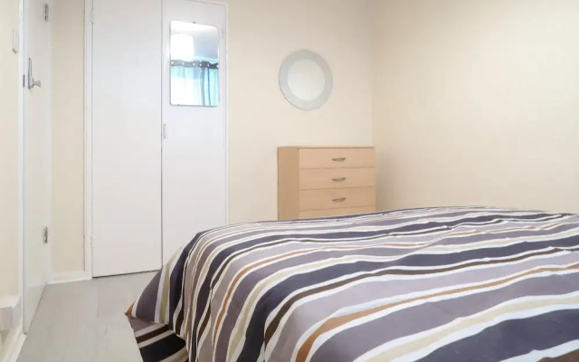 Old Church Road - Deluxe Guest Room
