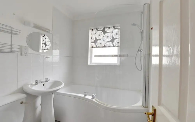 Serene Holiday Home in Hove With Garden