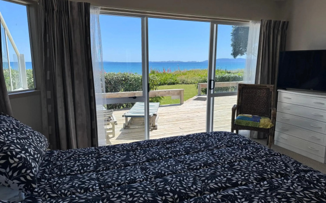 Matarangi Beachfront House - Matarangi Holiday Home