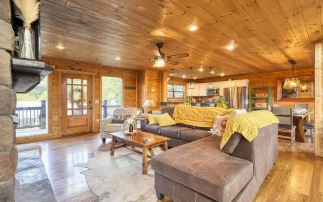 Awe-inspiring Estate w Pool Theater Fire Pit