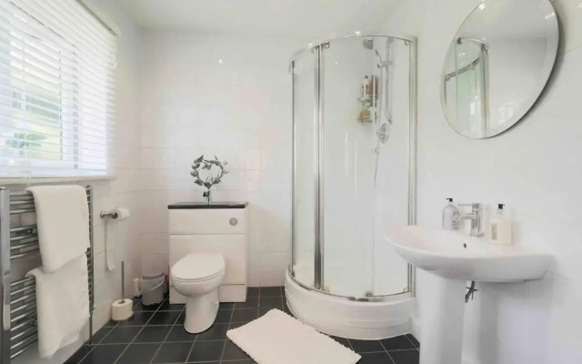 Inviting 7-bed House With sea Views in Hythe