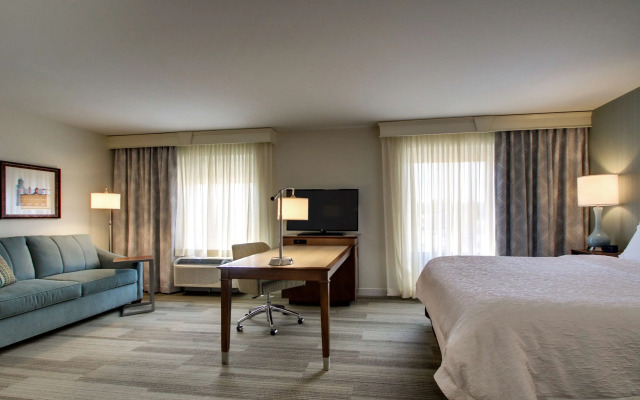Hampton Inn & Suites Milwaukee West