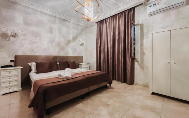 Bee Queen Hotel
