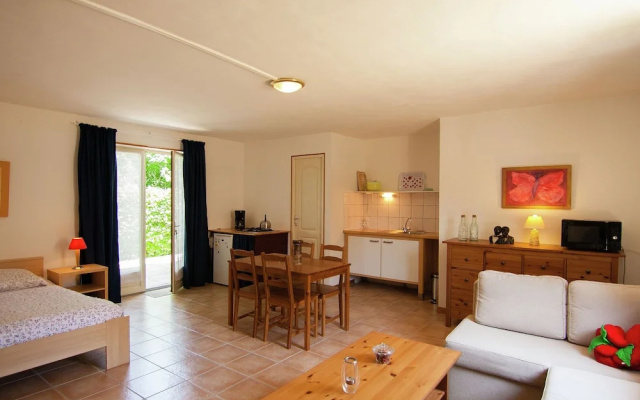 Charming Cottage with Pool in Vezac South of France