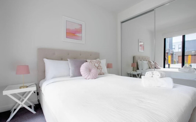 Designer Warm Home@mooneeponds+parking/wifi