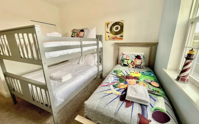 Great Escape to the Enclaves Near Disney!