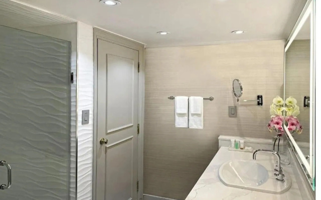 Crowne Plaza Toronto Suites