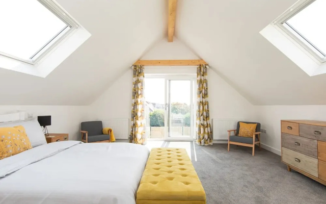 3BR Stylish Home Sea View Walk to East Wittering