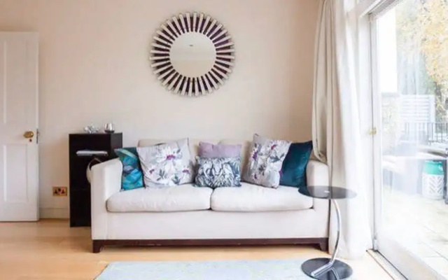 1 Bed Apartment With Balcony In Knightsbridge