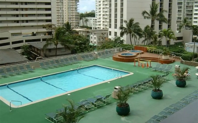 Waikiki Banyan