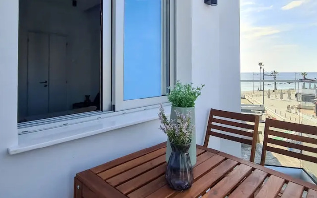 Phaedrus Living: Seaside Luxury Flat Lighthouse 69