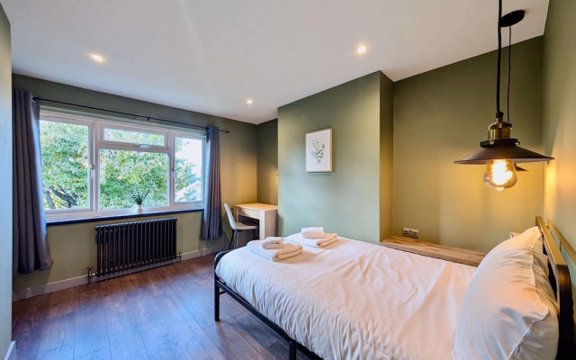 Charming Flat With Free Parking in Prime Location
