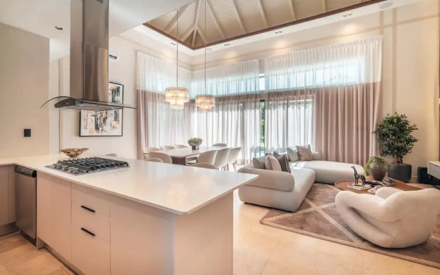 Incredible 3br Bungallow With Patio and Pool
