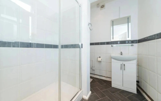Free Parking Sleeps 2 Central Location