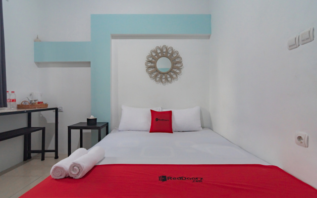 RedDoorz @ Jalan Otista Karawang