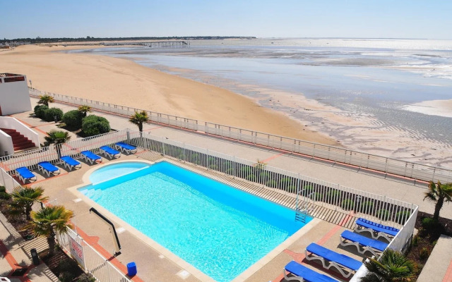 Seaview Stay for 5 Guests in Loire