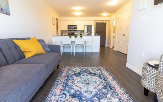 Newly Renovated Condo w Prking Near UNB Patio