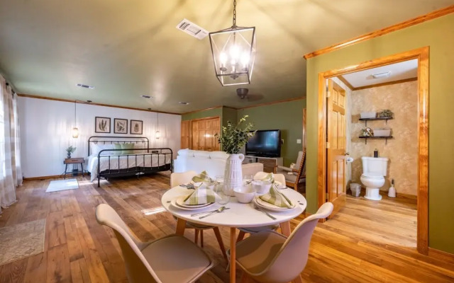 Rose Lane Cottage Studio With Game Room and Private Hot Tub by Redawning