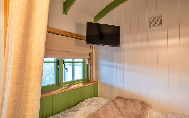 Shepherd's Hut in Devon by Scenic Lake