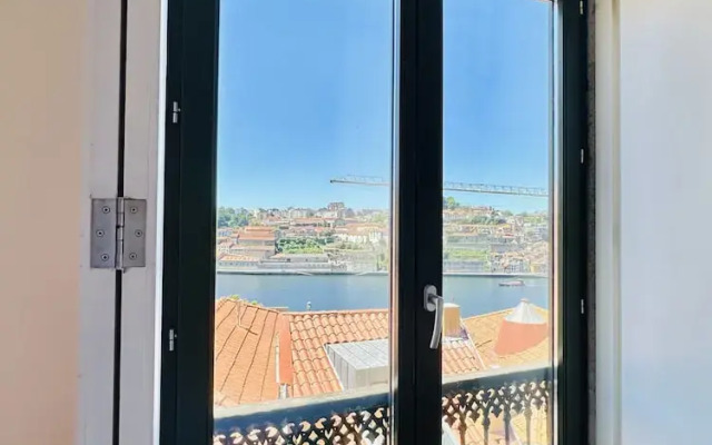 Charming 2-bedroom Apartment in Porto