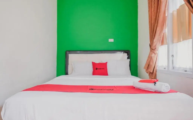 RedDoorz Syariah near Kebun Raya Liwa