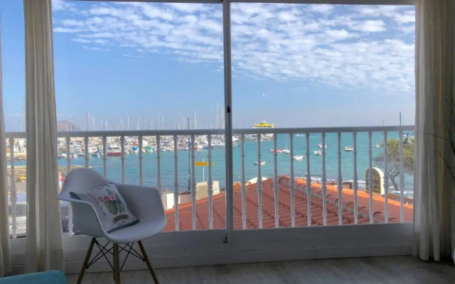 Modern And Bright Apartment With Sea Views